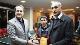 Babalar masa tenisinde yarıştı