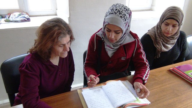 Savaş mağdurlarına tercüman olmak için Türkçe öğrendi