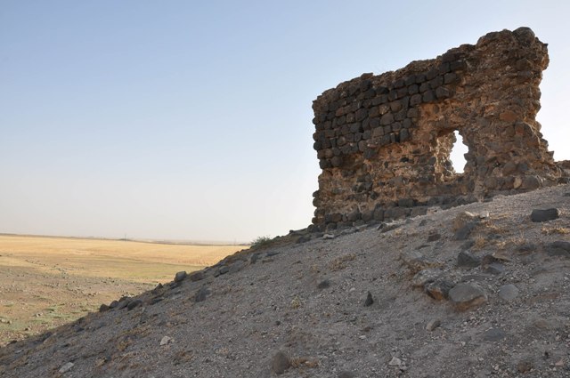 Nusaybin’in 50 km kuzeydoğunda yer alan Servan Kalesi ve Höyüğü,