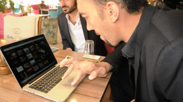 Dünyanın en uzun adamı, “yılın fotoğrafları” oylamasına katıldı