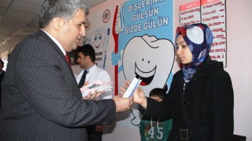 Yılda bir kere diş muayenesi şart