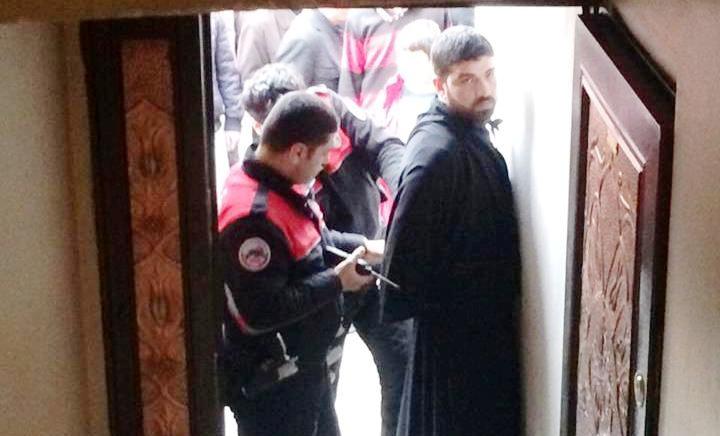 Cumhuriyet meydanında Emniyet Müdürlüğüne bağlı polis ekiplerinin çarşaf giymiş bir