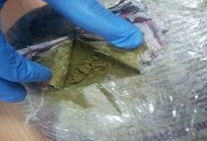 Kemerinde 565 gram esrar saklamış