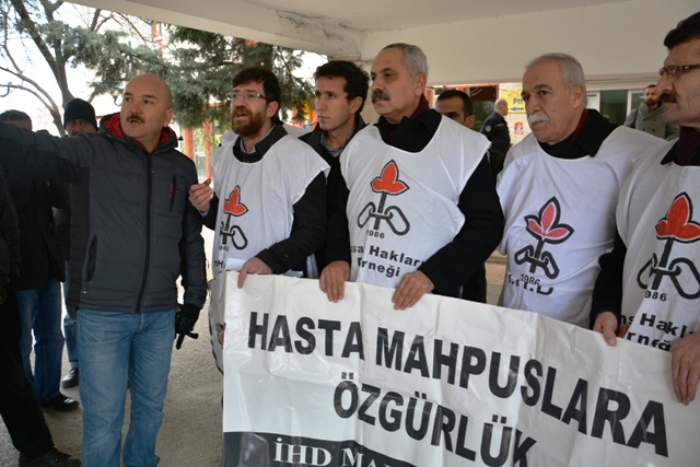 İnsan Hakları Derneği (İHD) Mardin Şubesi Mardin Adliyesi önünde cezaevindeki
