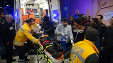 Otomobil ile kamyonet çarpıştı: 1 ölü, 5 yaralı