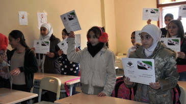 Suriyeli öğrencilerin karne heyecanı