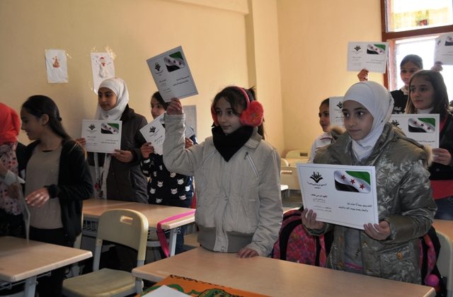Suriyeli öğrencilerin karne heyecanı