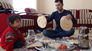 Sığındıkları ülkede ekmeklerini paylaşıyorlar