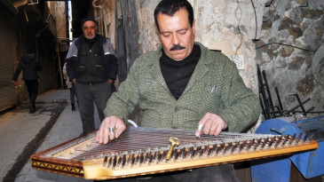 Hem demir dövüyor hem de kanun çalıyor