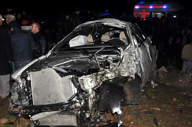 Derik'te şarampole yuvarlanan otomobilde bulunan 2 kişi hayatını kaybetti 1