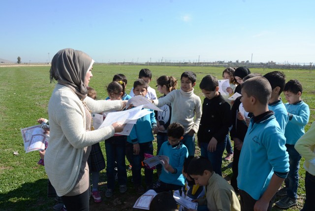 Nusaybin ilçesindeki Melek Okulu'nda eğitim gören Suriye uyruklu öğrencilere karneleri