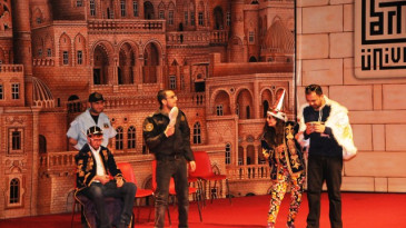 Gençler, sokak hayvanları için sahnede