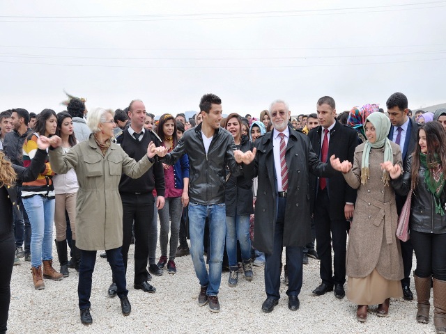 Mardin Artuklu Üniversitesinin kampus alanında düzenlen Nevruz etkinliğinde öğrenciler ateş
