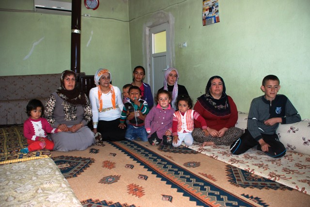 Midyat'ta 3 odalı evde yaşayan biri bedensel engelli 15 kişilik