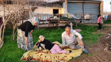 Hayatını engelli oğlunun bakımına adadı