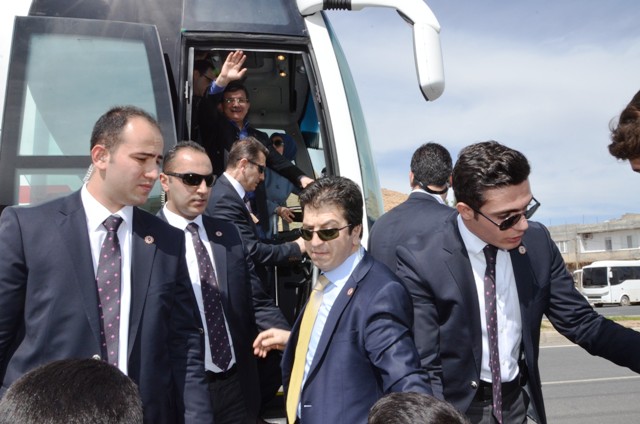 Başbakan Ahmet Davutoğlu, özel uçak "ANA" ile saat 11.18'de Mardin'e