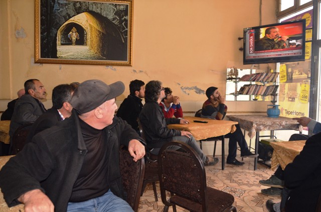 Güneydoğu Anadolu Bölgesi'ndeki bazı vatandaşlar, Diyarbakır'daki nevruz kutlamalarında, İmralı Cezaevi'nde