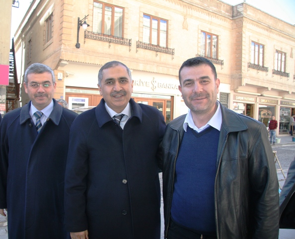Mardin Valisi Ömer Faruk Koçak şehir merkezindeki gerçekleştirdiği ziyarette esnaf