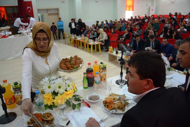 Nusaybin ilçesinde Halk Eğitim Merkezi usta öğreticileri ve öğrencileri arasında