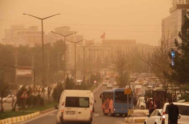 Toz bulutu Mardin’de hayatı olumsuz etkiledi