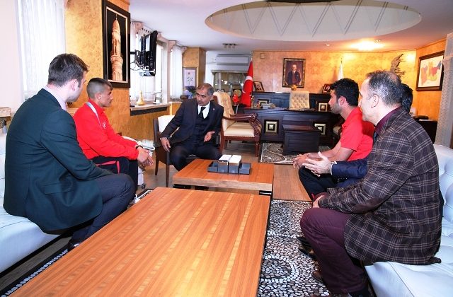 Milli sporcu Danış’tan Vali Koçak’a ziyaret