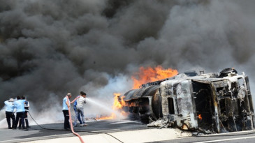 Mazot yüklü tanker devrildi: 1 yaralı