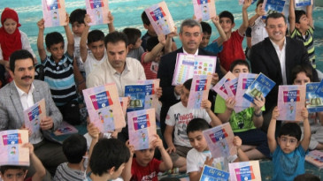 Çocuklar camiye koştu