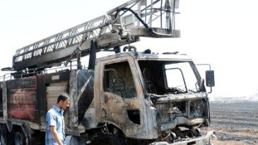 Yangına müdahale eden itfaiye aracı yandı