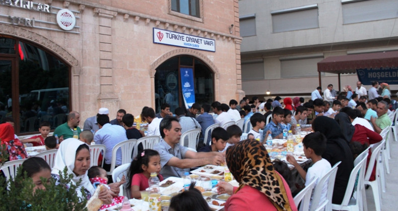 Mültecilere “İyilik Sofrası” iftarı