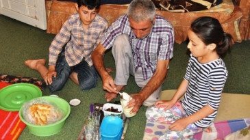 Kahvaltılıkla hem sahur hem de iftar yapıyor