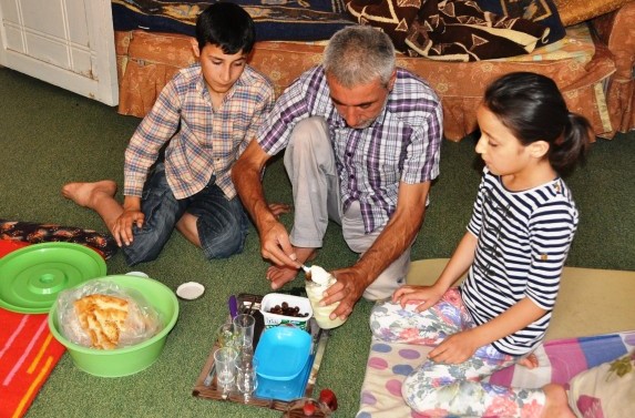 Kahvaltılıkla hem sahur hem de iftar yapıyor