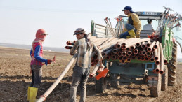 40 derecede oruç tutup tarlada çalışıyorlar