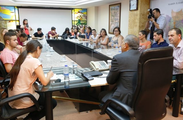 YTB Süryani çocuları ile Valiyi ziyaret etti
