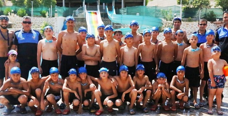 Polis, çocukları hem eğitiyor hem de eğlendiriyor