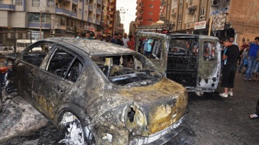 Trafoya yıldırım düştü, 2 araç yandı