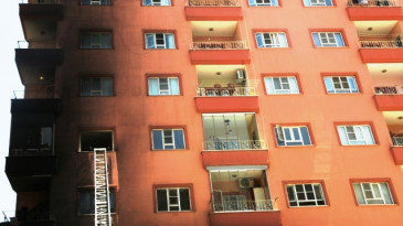 Sigara izmariti 5 evin zarar görmesine neden oldu