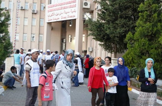Eylem yapan işçiler ile belediye görevlileri arasında arbede