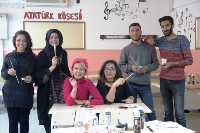 Mardin’i öğrencileri ile davullar ve marakaslar eşliğinde müzik yaparak dolaşma”