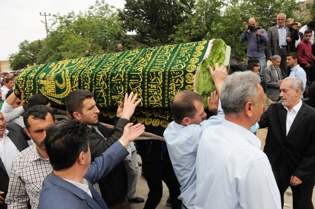 Yeşilli ilçesinde PKK’lı teröristlerce silahla başından vurup aracıyla birlikte ateşe