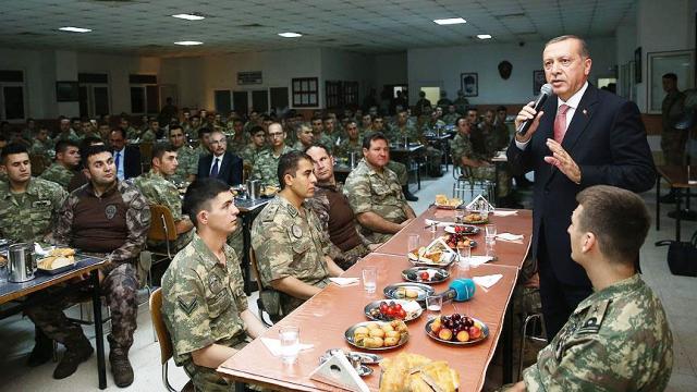 Cumhurbaşkanı Erdoğan Mardin’de askerlerle iftar yaptı