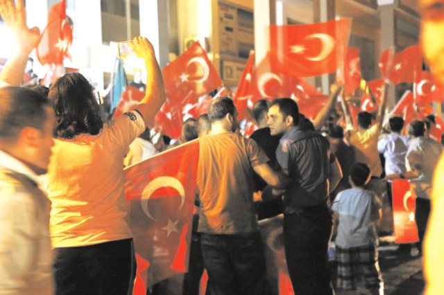 Başta İstanbul ve Ankara’da bir grubun darbe girişimine kalkışması üzerine