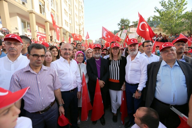 Mardin’de Vali Mustafa Yaman caddesi üzerinde kurulan platformda konuşmacılar halkı