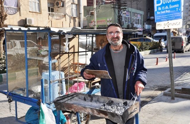 Suriyeli avukat seyyar kebapçılık yapıyor