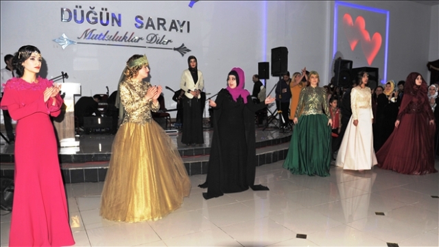 Kadınlardan Abiye Defilesi