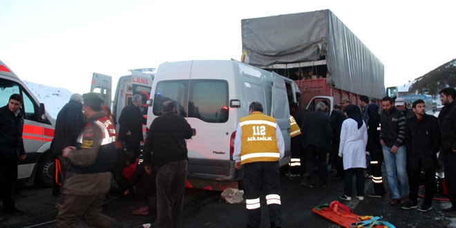 Minibüsle tır çarpıştı: 1 ölü, 10 yaralı