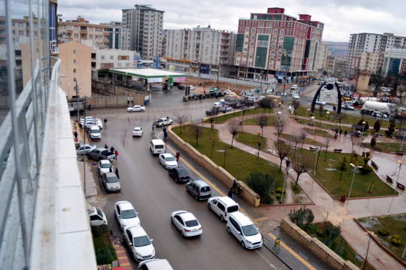 Mardin’de şehiriçi yolların asfaltlanmasından sonra araçlar artık hız kesmiyor. Şehiriçi