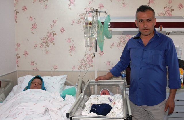 26 yıl sonra evlat sahibi olan çift bebeğine “Ömer Halis” ismini verdi
