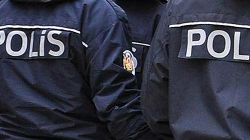 Nusaybin ilçesinde, polis ekiplerine taş atan grubu dağıtmak isteyen&nbsp;polis memuru,