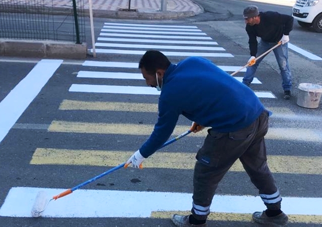 Dargeçit Belediyesi, ilçe genelinde trafik çizgilerini yeniledi. Belediye Başkanı Mehmet