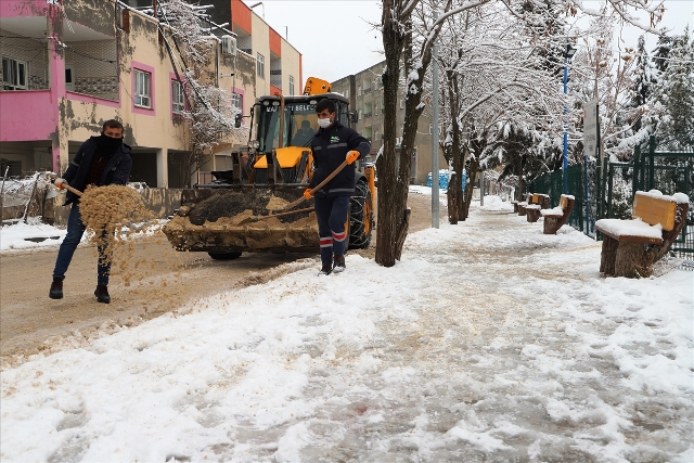 Mazıdağı ilçesinde belediye ekipleri, kar yağışı nedeniyle kapanan 24 kırsal